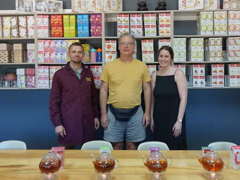 Besuch im Carmién Showroom: Lieschke van Zyl (Key Account Manager, Carmién Tea) mit Besucher und weiterer Mitarbeiterin