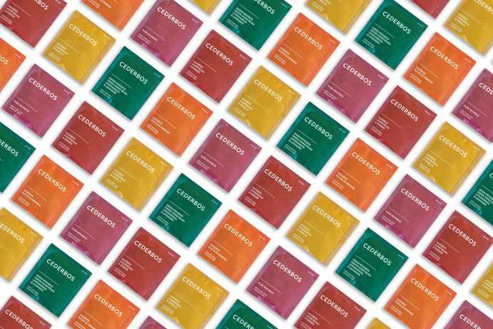 Cederbos WELLNESS: fünf Sorten als diagonal angeordnete Einzelbeutel – Honeybush–Ingwer, Rooibos pur, Buchu Orange, Green Blend, Vanille & Kamille; koffeinfrei.