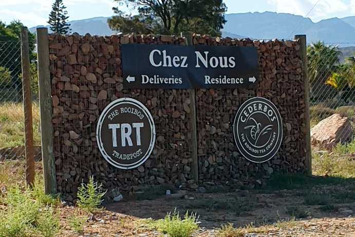 Schild „Chez Nous“ an der Einfahrt zur Krieberg Farm im Cederberg, Südafrika – Verweis auf Lydias Verbindung zu ihrer Heimat Nizza