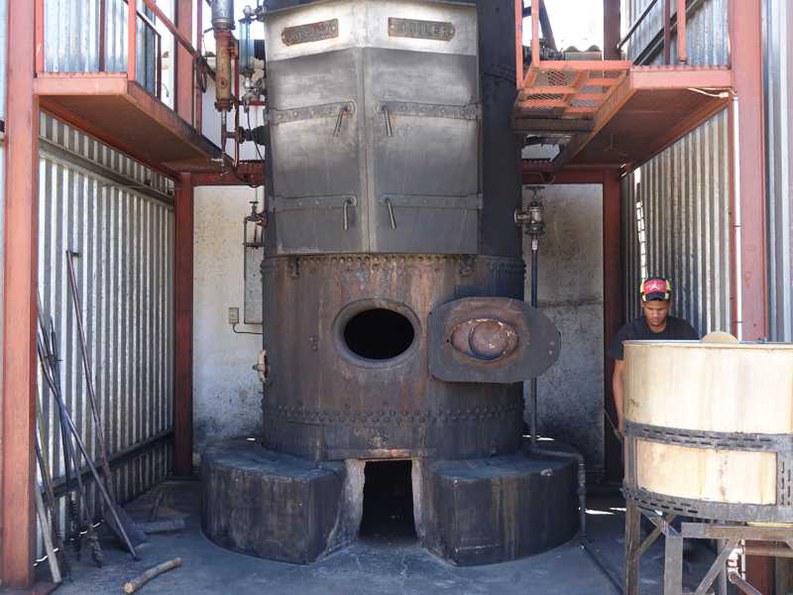 Alter Dampfkessel der Buchu-Destillation auf der Farm – Verarbeitung direkt vor Ort.