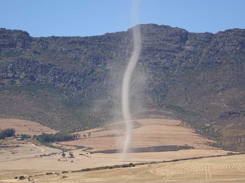 Windhose über landwirtschaftlichen Feldern vor den Olifantsrivierbergen, aufgenommen von der Meerlandsvlei Farm.