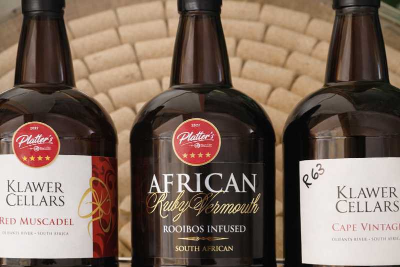 Fünf Flaschen im Verkaufsladen von Klawer Cellars, darunter African Ruby Vermouth Rooibos Infused.