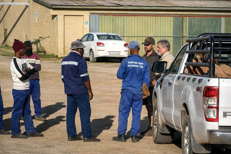 Paul Smit spricht auf der OUHUIS-Farm mit mehreren Mitarbeiterinnen