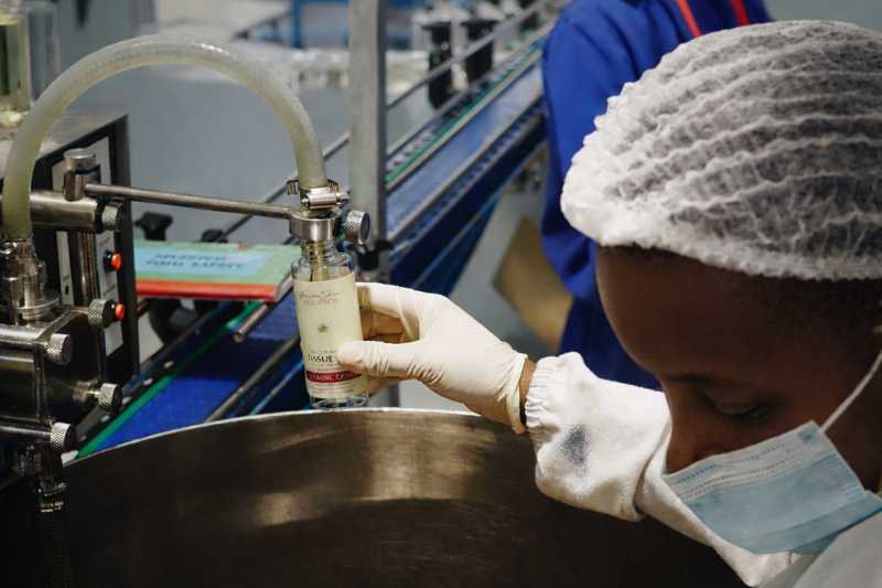 Abfüllung eines Pflegeöls bei African Extracts in Kapstadt.