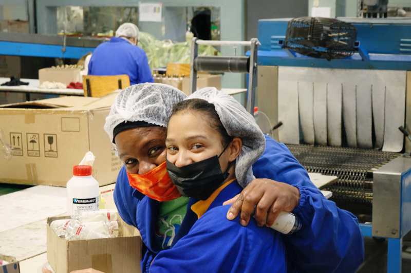 Zwei Mitarbeiterinnen von African Extracts mit Rooibos-Hautpflegeprodukten.