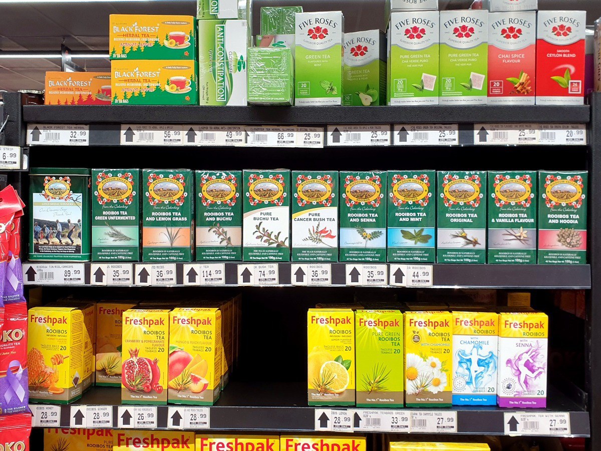 Rooibos-Produkte als kleiner Teil eines allgemeinen Teesortiments im Supermarkt