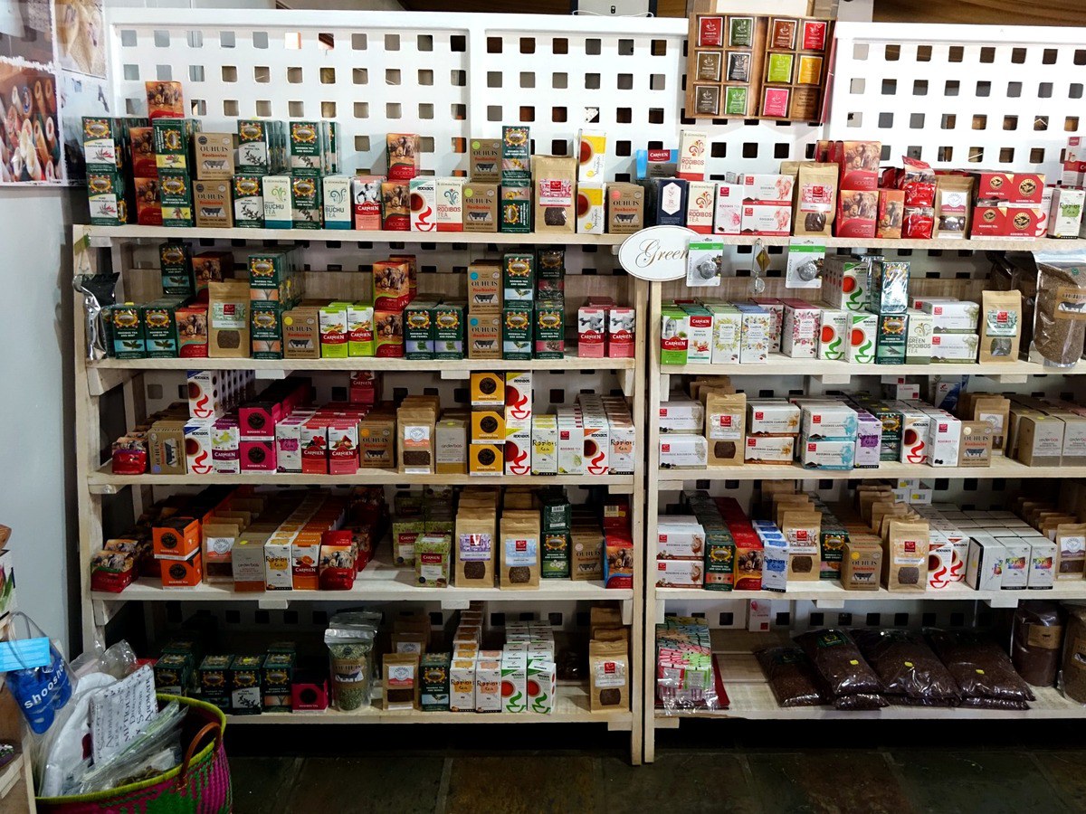Breites Sortiment verschiedener Rooibos-Marken und Mischungen in einem südafrikanischen Farm-Shop