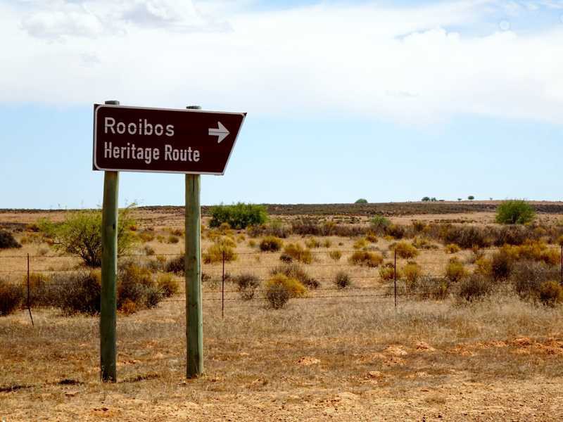 Schild der Rooibos Heritage Route in der trockenen Landschaft des Cederberg in Südafrika