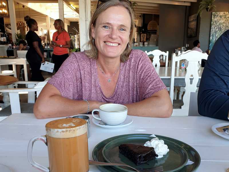 Red Latte aus Rooibos Espresso mit Milch im Glas