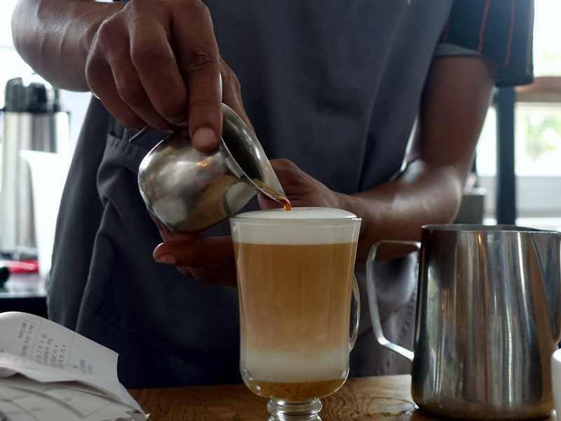 Red Latte Macchiato mit Schichtung aus Milch und Rooibos Espresso