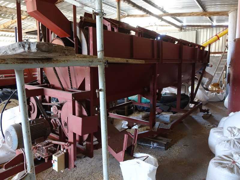 Vibrating sieve: sorting and separating on Klipfontein farm