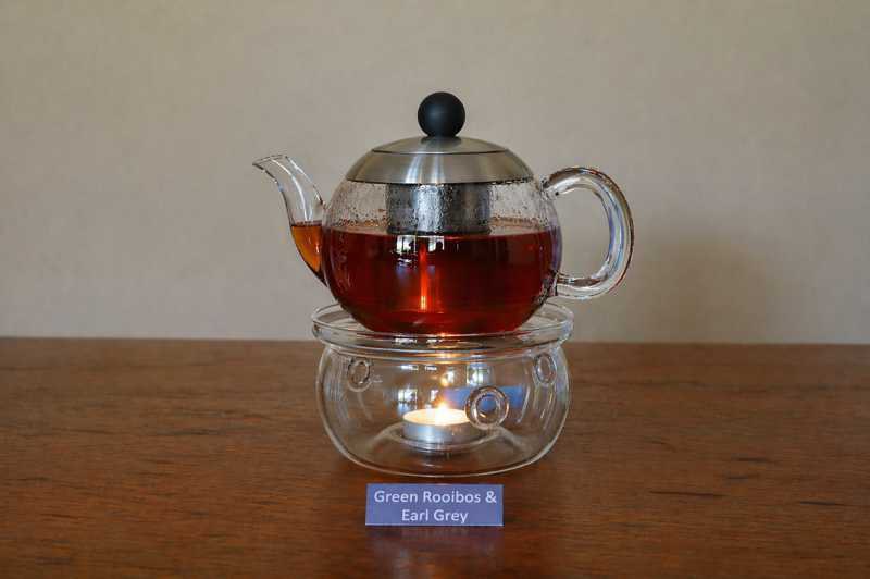 Glass pot with Green Rooibos and Earl Grey in the tasting room at Skimmelberg