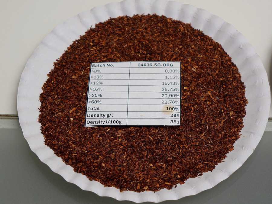 Rooibos sample on a white plate with measurement card for cut distribution and density
