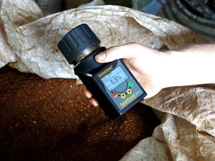 Measuring device for checking the residual moisture of rooibos in an opened bulk bag