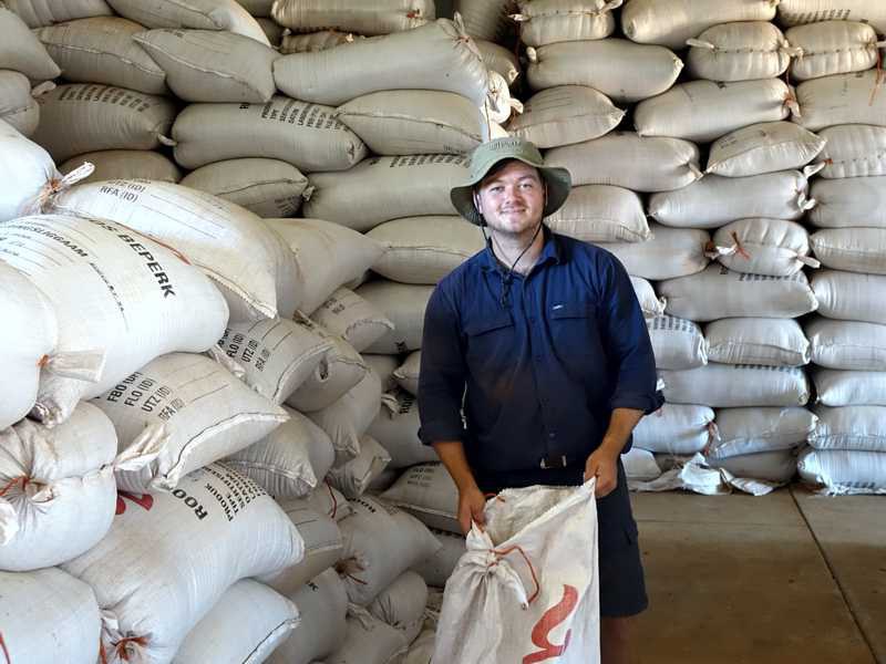Schalk-Willem Laing dans le stockage de rooibos devant des big bags empilés