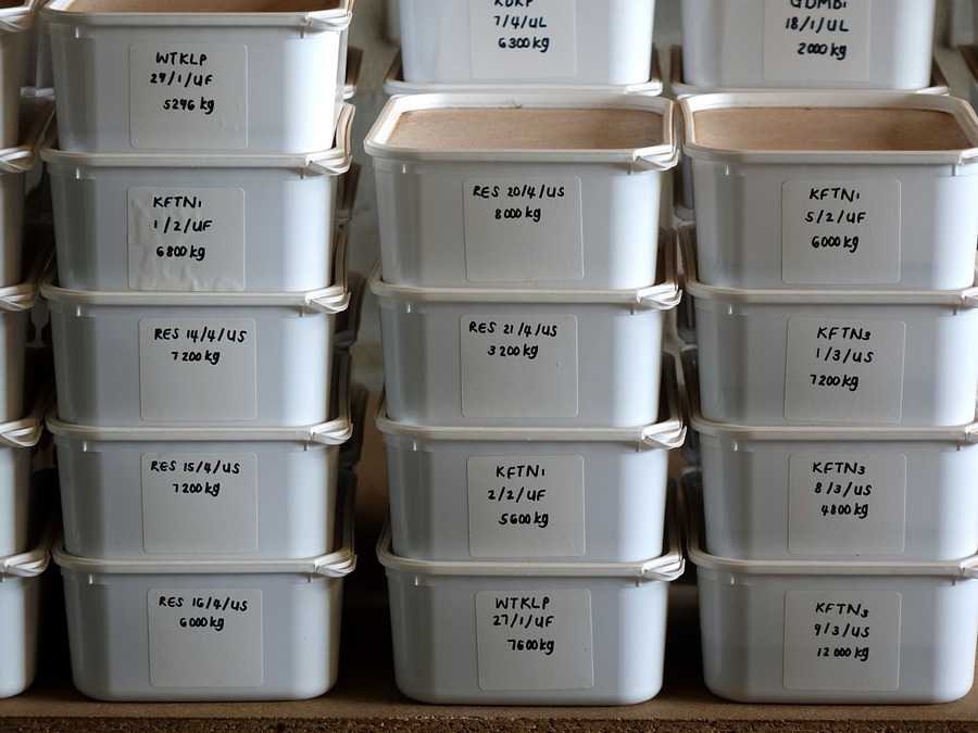 Caisses empilées et étiquetées avec lots de rooibos et indications de date